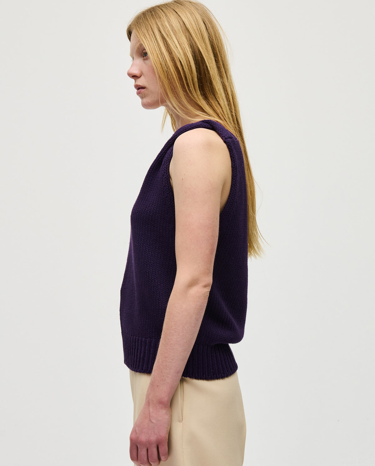 Woman wearing Babaà Top No88 Ridge, stylish sleeveless blouse with a relaxed fit and textured fabric, perfect for casual wear.