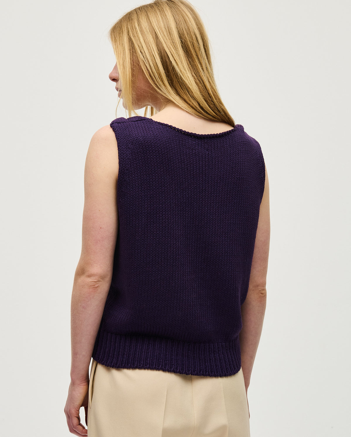 Woman wearing Babaà Top No88 Ridge, stylish sleeveless top with a relaxed fit and soft fabric, perfect for casual wear.