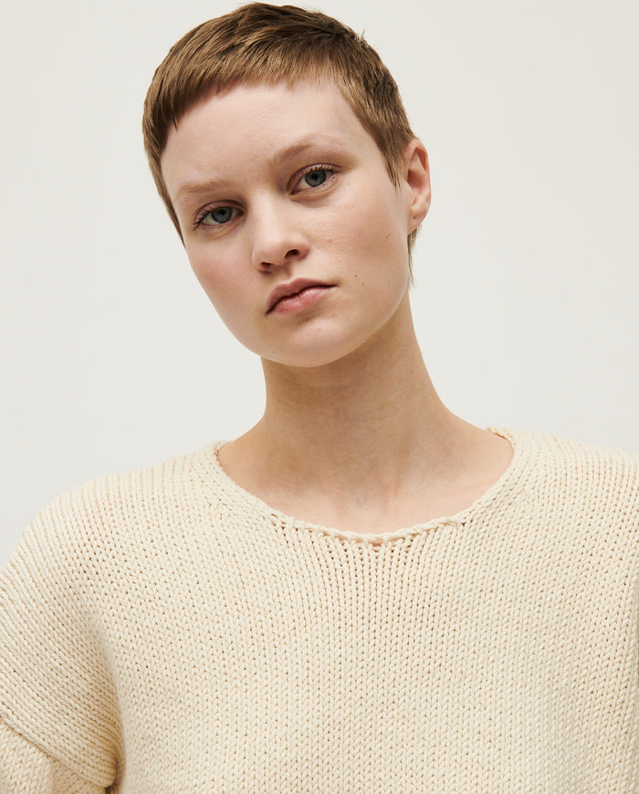Babaà Top No9 Natural for women, lightweight sleeveless top in natural fabric, worn by a woman in a casual outdoor setting.