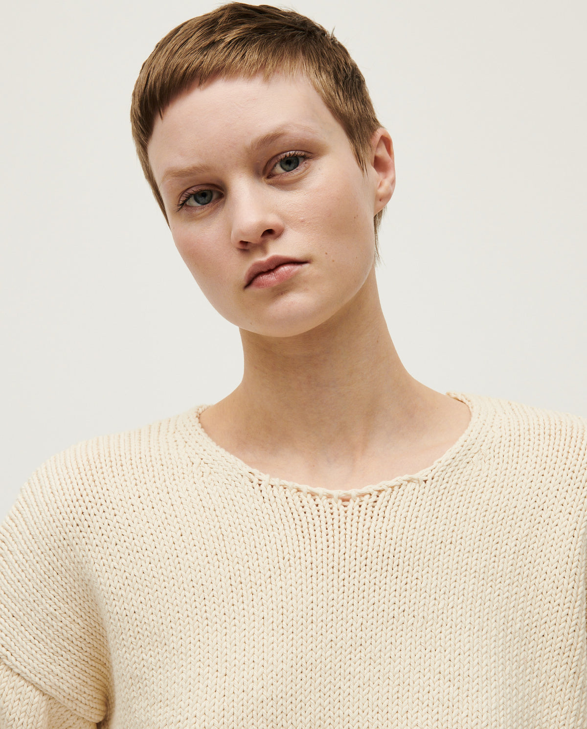 Babaà Top No9 Natural for women, lightweight sleeveless top in natural fabric, worn by a woman in a casual outdoor setting.