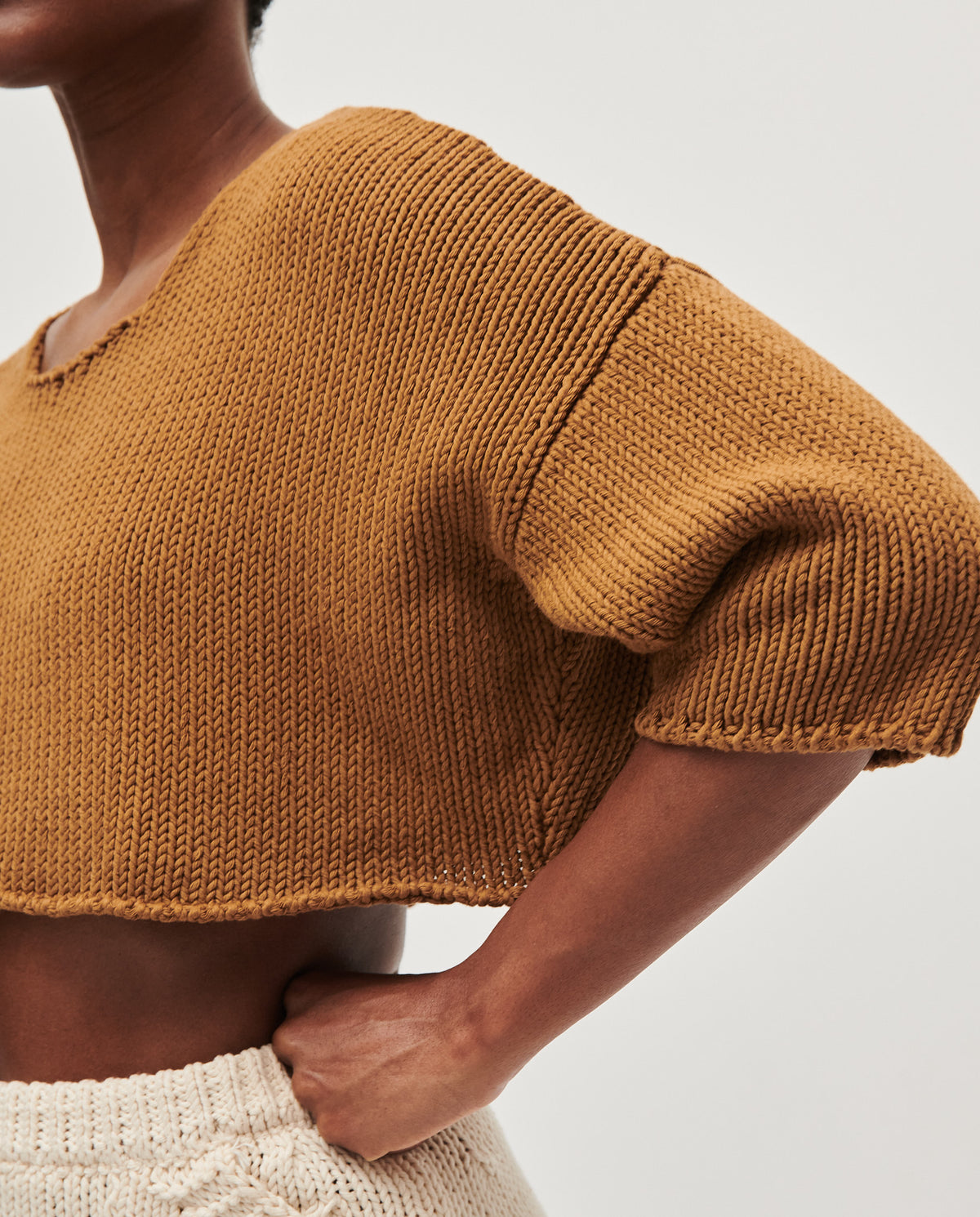 Babaà Top No9 Sukkari worn by a woman, featuring stylish design and comfortable fit, perfect for casual or elegant outfits.