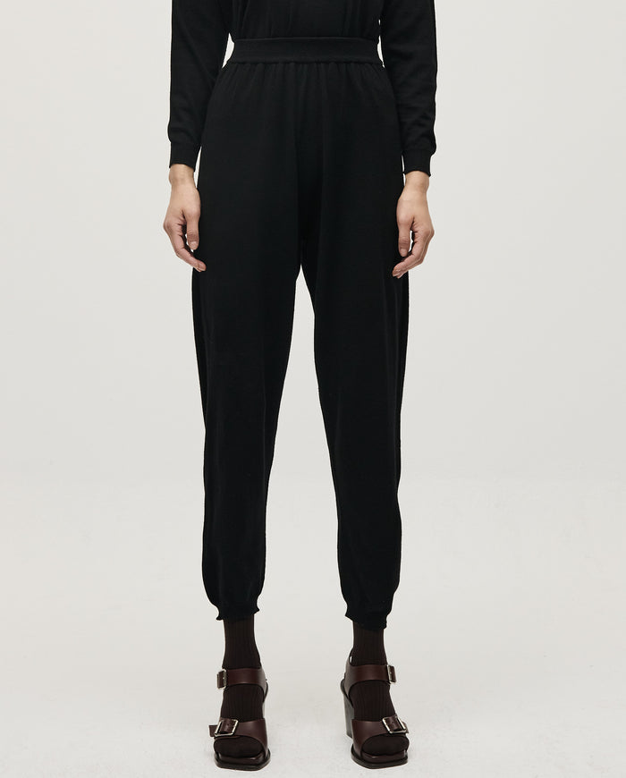 Babaà women's black No25 trousers featuring a tailored fit and classic style, shown on a model against a neutral background.