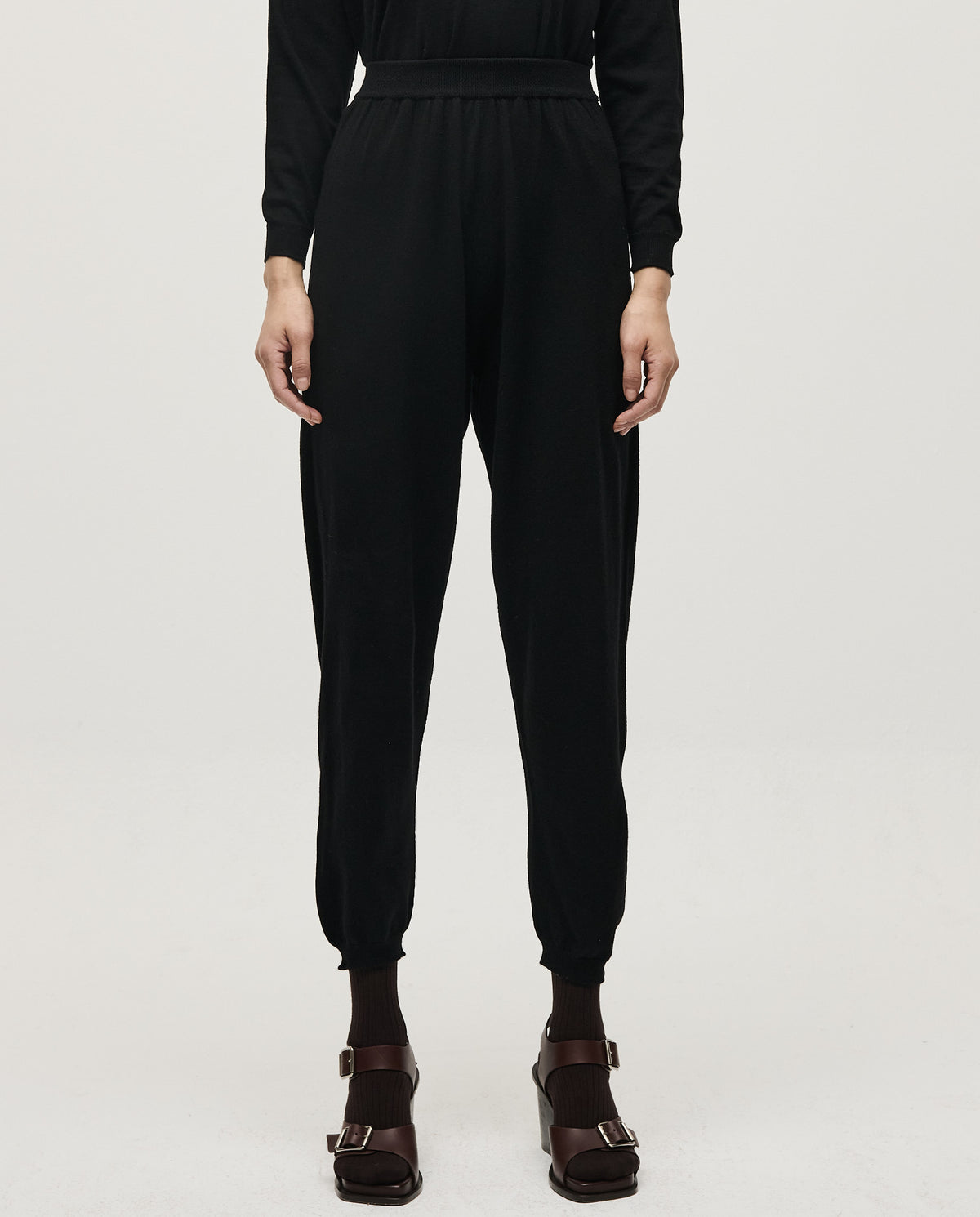 Babaà women's black No25 trousers featuring a tailored fit and classic style, shown on a model against a neutral background.