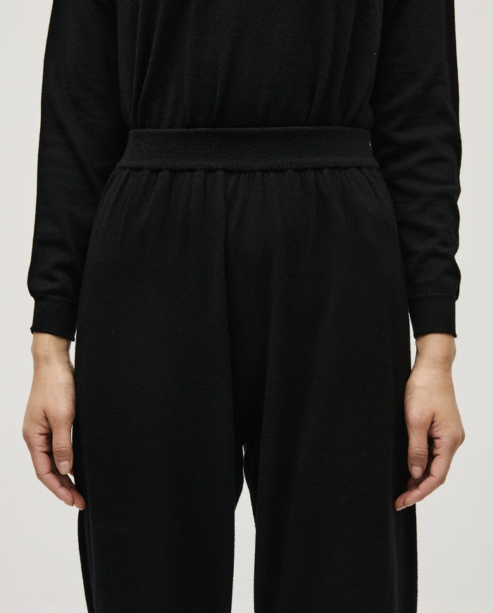 Black Babaà trousers No25 for women, shown in a stylish fit with smooth fabric and tailored design.