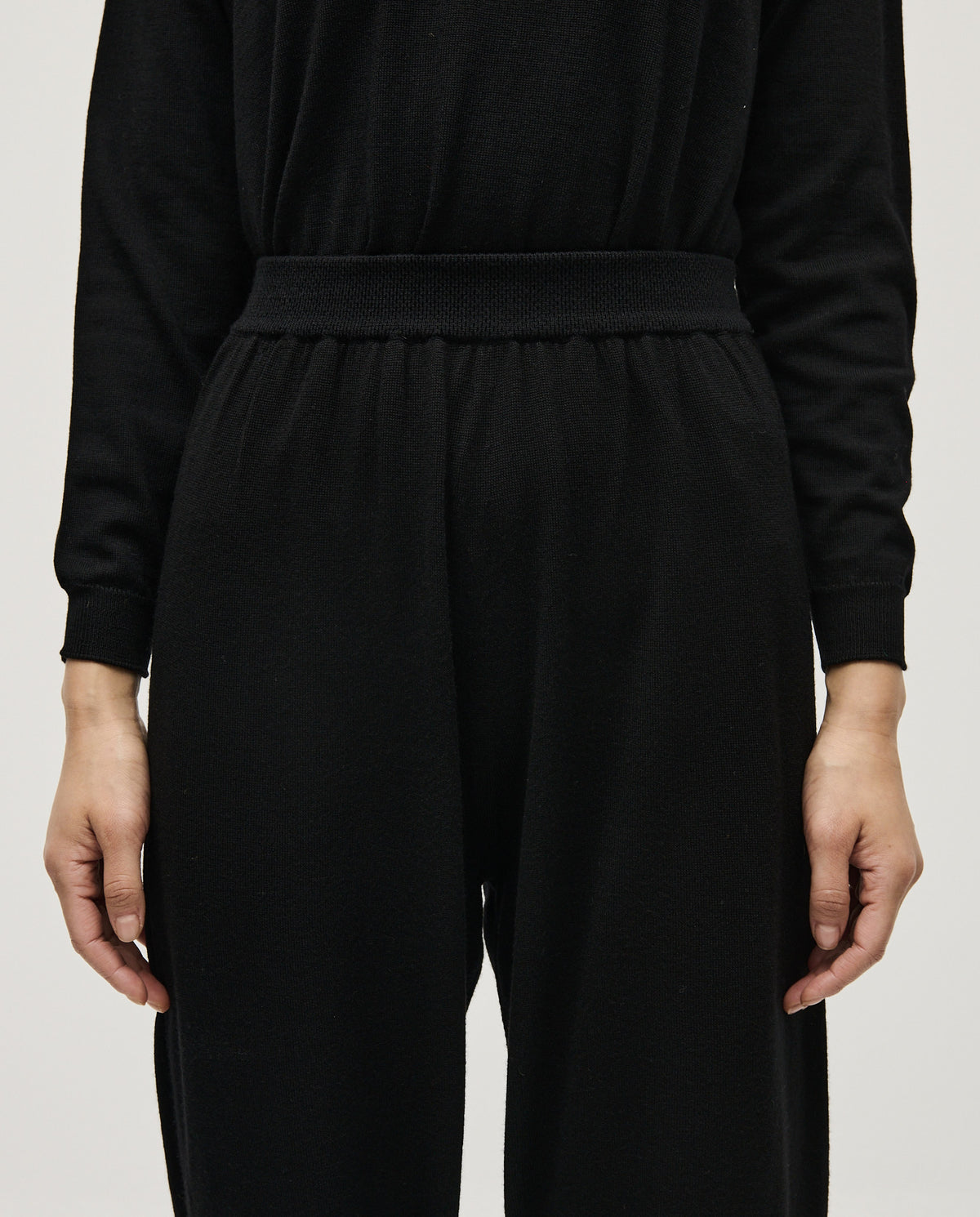 Black Babaà trousers No25 for women, shown in a stylish fit with smooth fabric and tailored design.