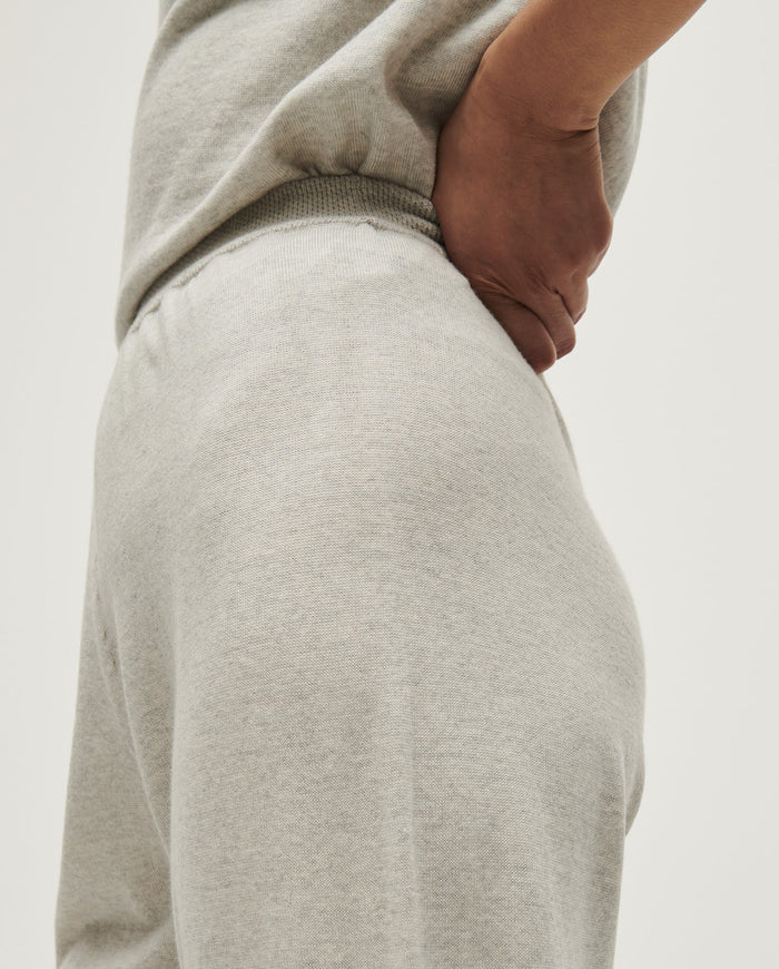 Babaà no25 Estrella women's trousers featuring a relaxed fit, stylish design, and versatile fabric in a natural stance.