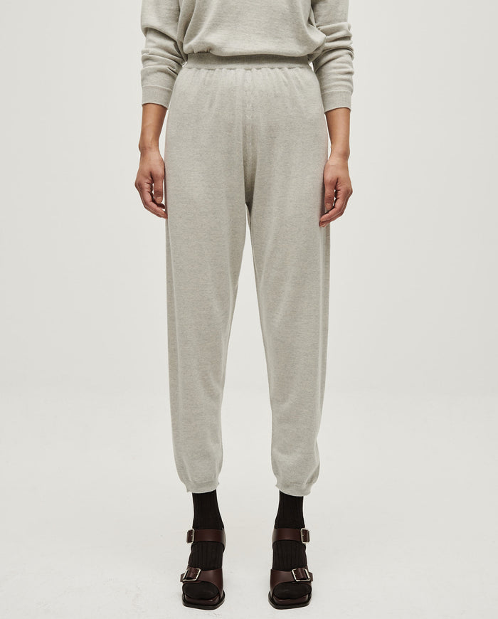 Babaà No25 Estrella women's trousers featuring a relaxed fit, soft fabric, and stylish design in a neutral color.