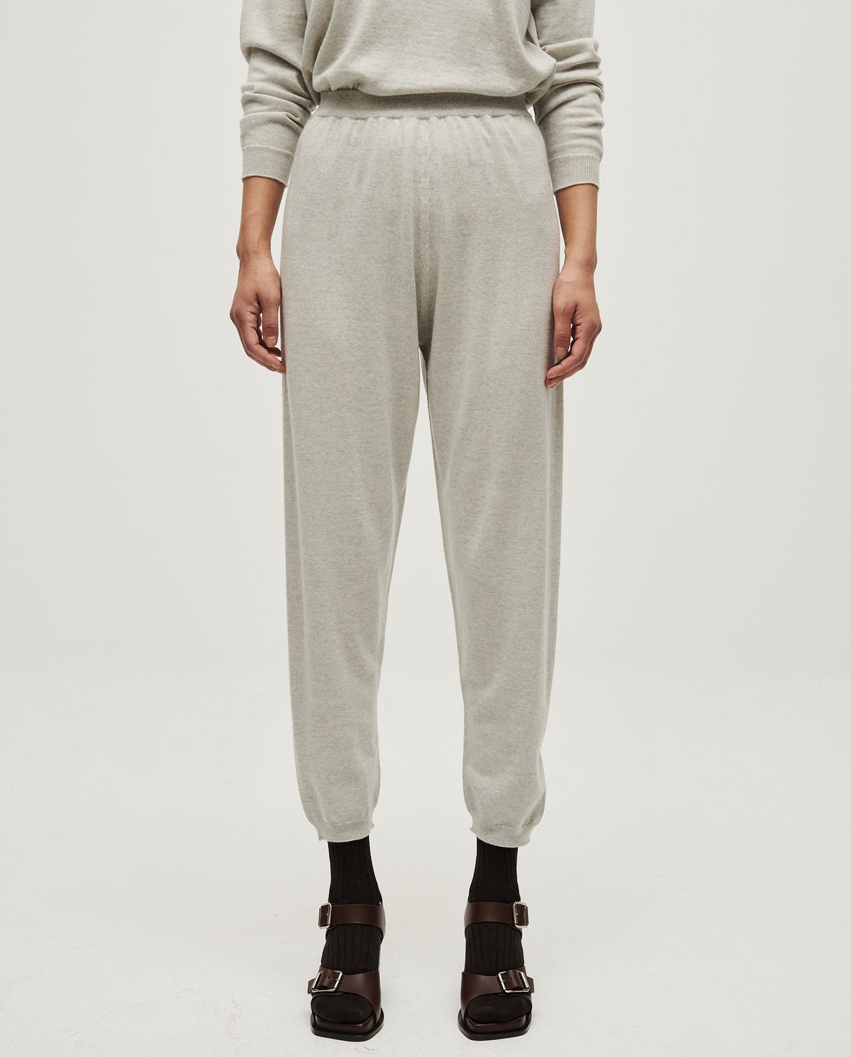 Babaà No25 Estrella women's trousers featuring a relaxed fit, soft fabric, and stylish design in a neutral color.