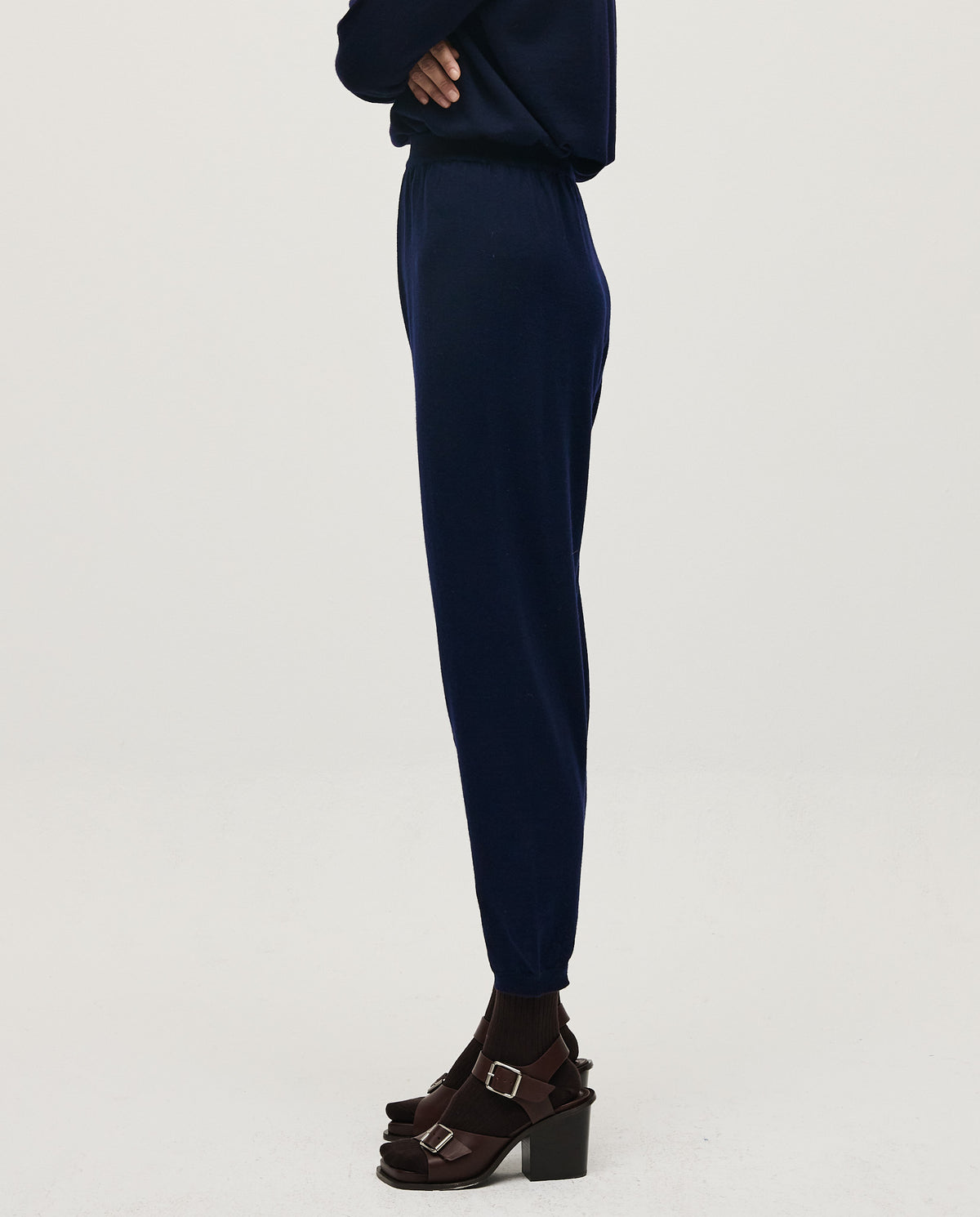 Navy Babaà No25 women's trousers, tailored fit with classic design and belt loops, styled on a model.