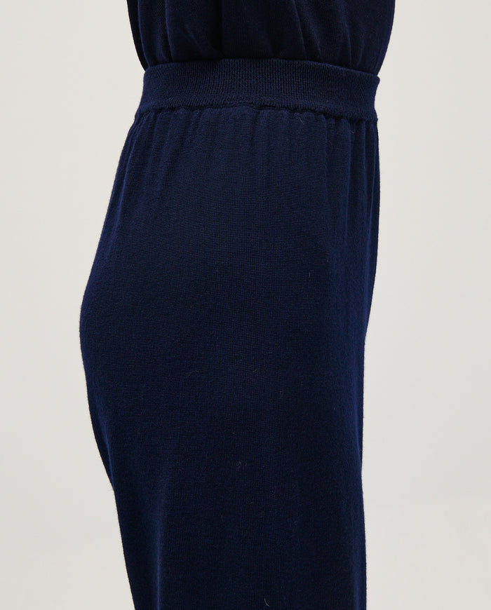 Navy women's Trousers No25 by Babaà, featuring a tailored fit and classic style, shown on a model.