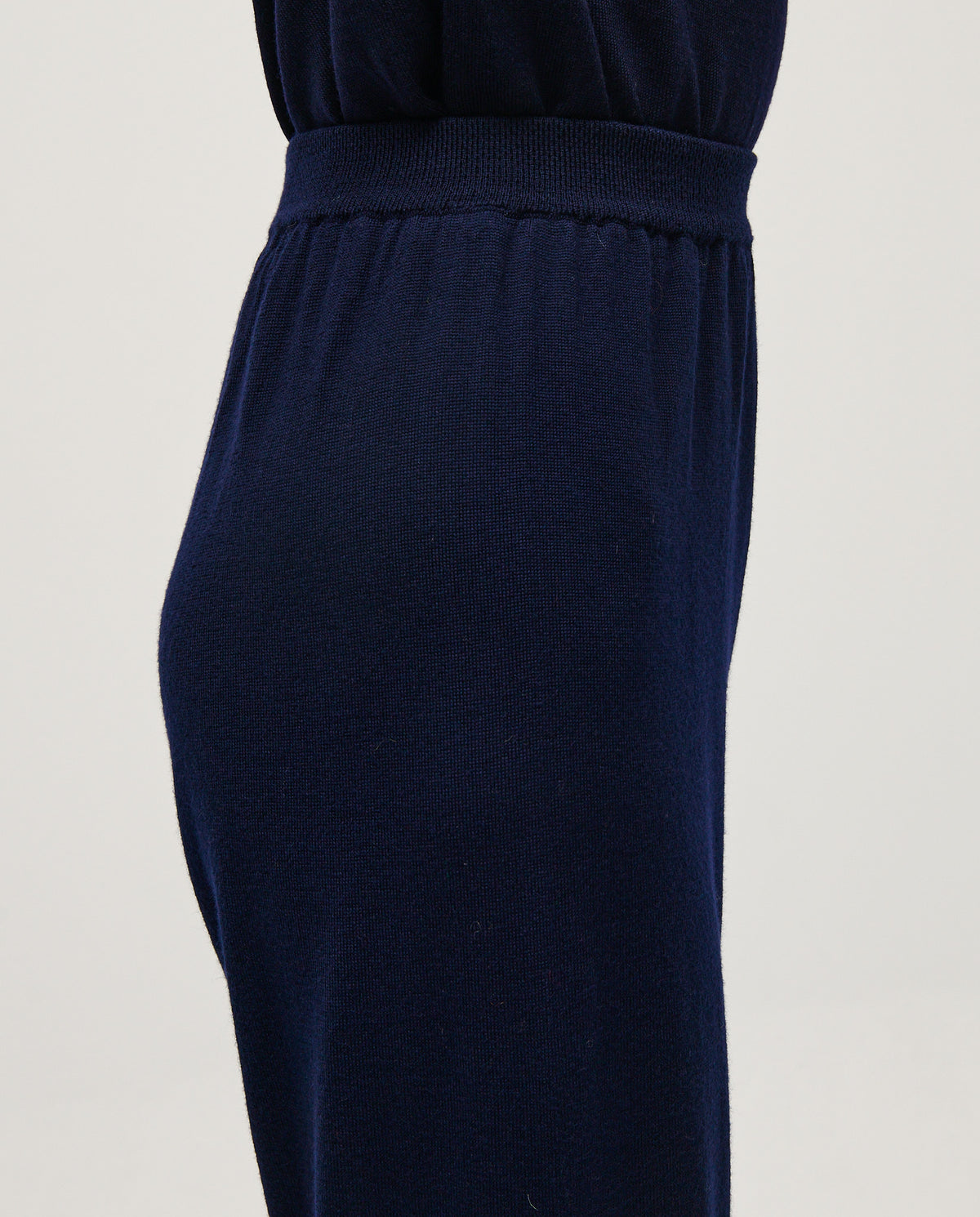 Navy women's Trousers No25 by Babaà, featuring a tailored fit and classic style, shown on a model.