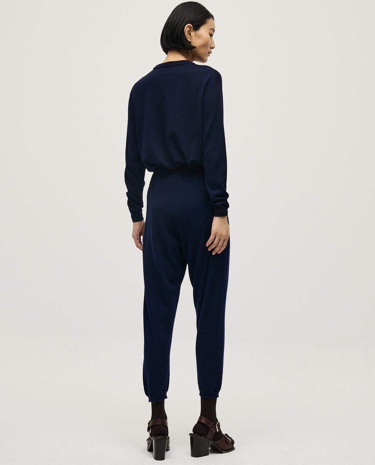 Navy Babaà trousers No25 for women, tailored fit with classic design and clean lines, displayed on a model.