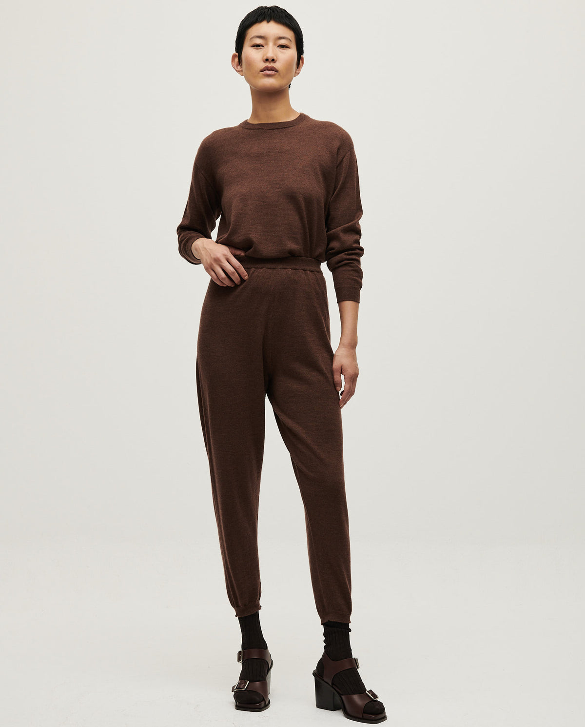 Babaà No25 Roble Rojo women's trousers in vibrant red fabric, tailored fit with side pockets and belt loops.