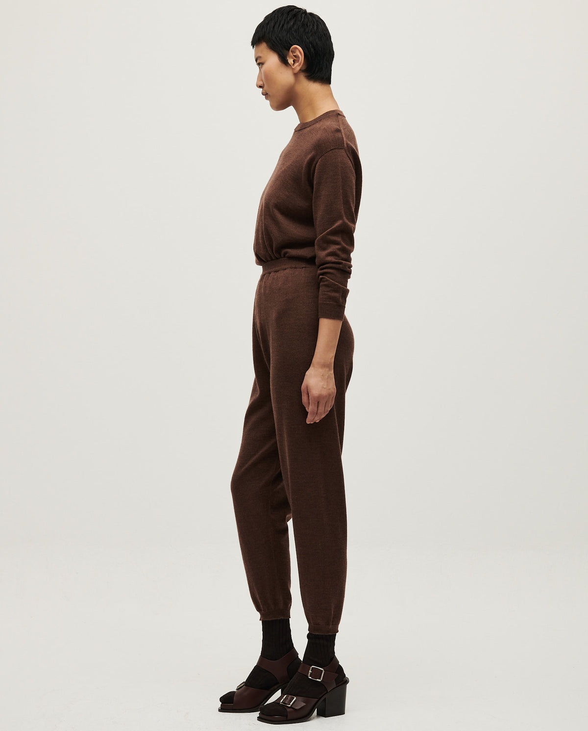Women's Babaà No25 Roble Rojo trousers showing a relaxed fit, vibrant red color, and stylish design on a plain background.