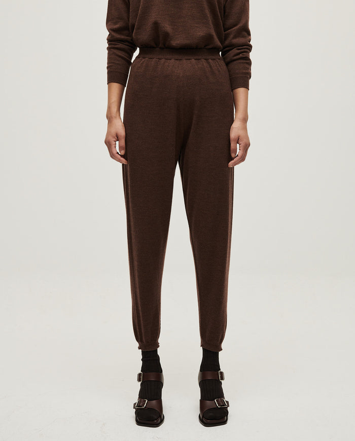 Women's Babaà No25 Roble Rojo trousers, vibrant red casual pants with a relaxed fit and stylish design.