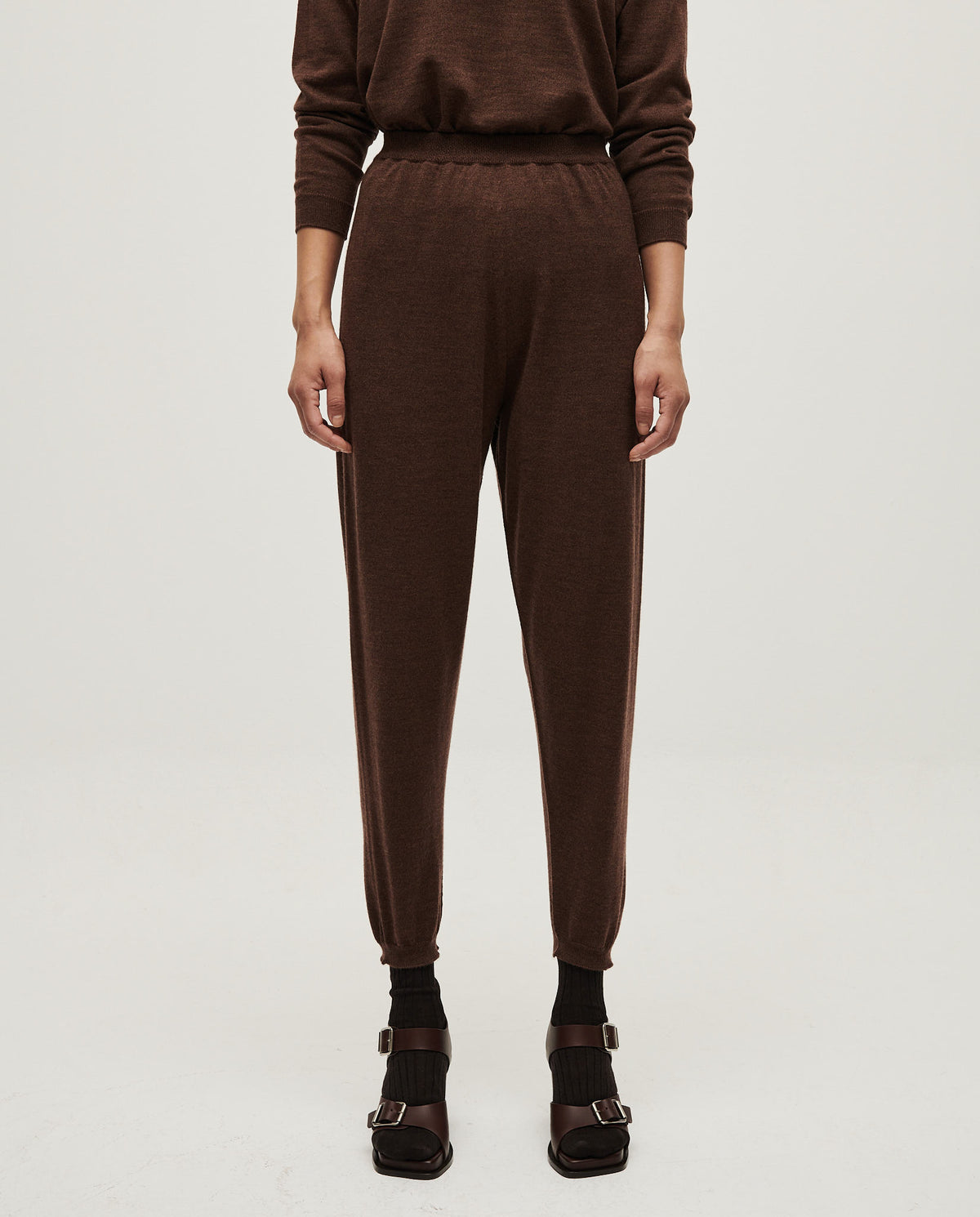 Women's Babaà No25 Roble Rojo trousers, vibrant red casual pants with a relaxed fit and stylish design.