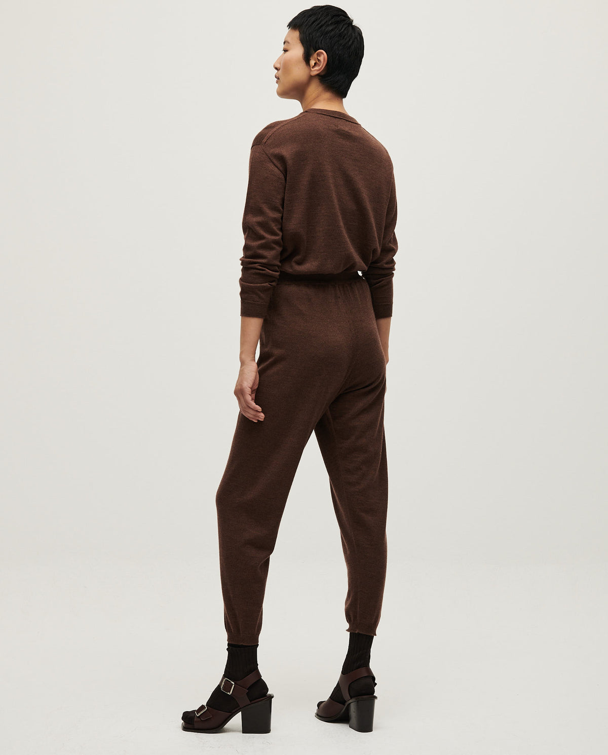 Babaà No25 Roble Rojo women's trousers showing a relaxed fit and vibrant red color, made from comfortable fabric.