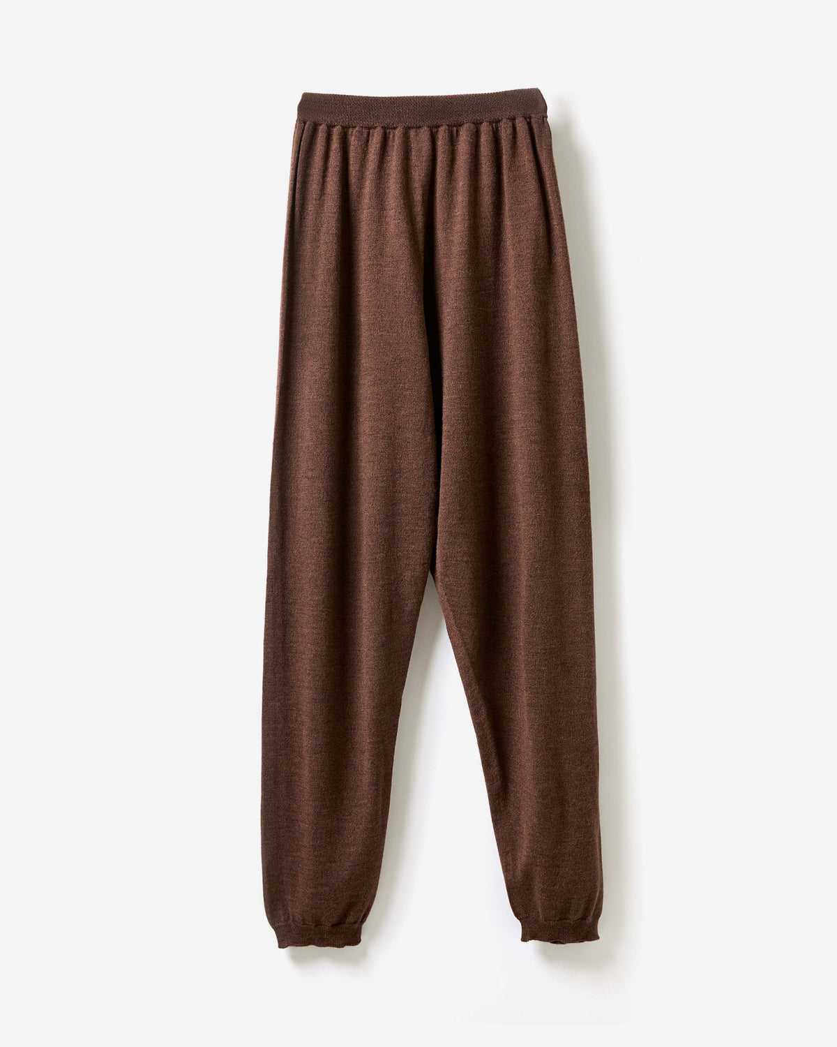 Woman wearing Babaà No25 Roble Rojo trousers, showing the vibrant red color and relaxed fit style.