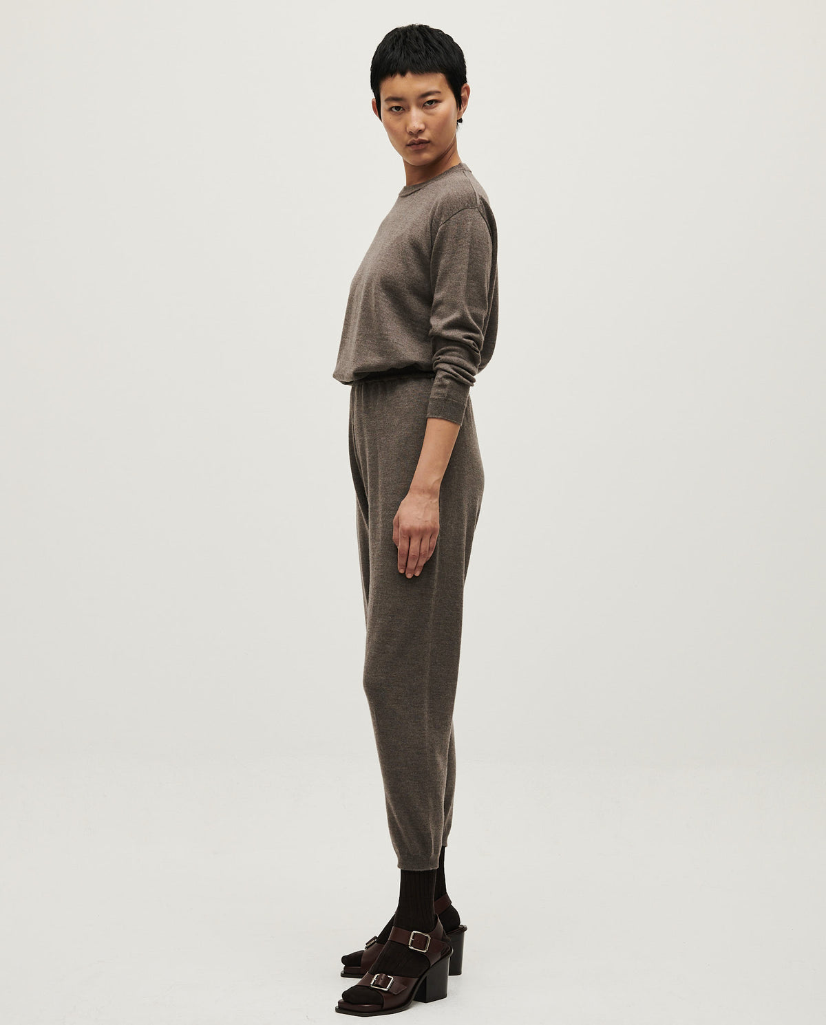 Babaà No25 Volcán women's trousers in lightweight fabric, featuring a relaxed fit and stylish design.