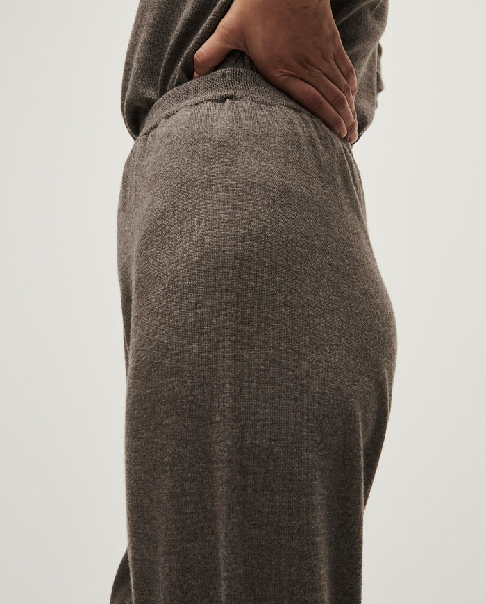 Babaà No25 Volcán women's trousers featuring a relaxed fit and earthy-toned fabric, stylish and comfortable for casual wear.