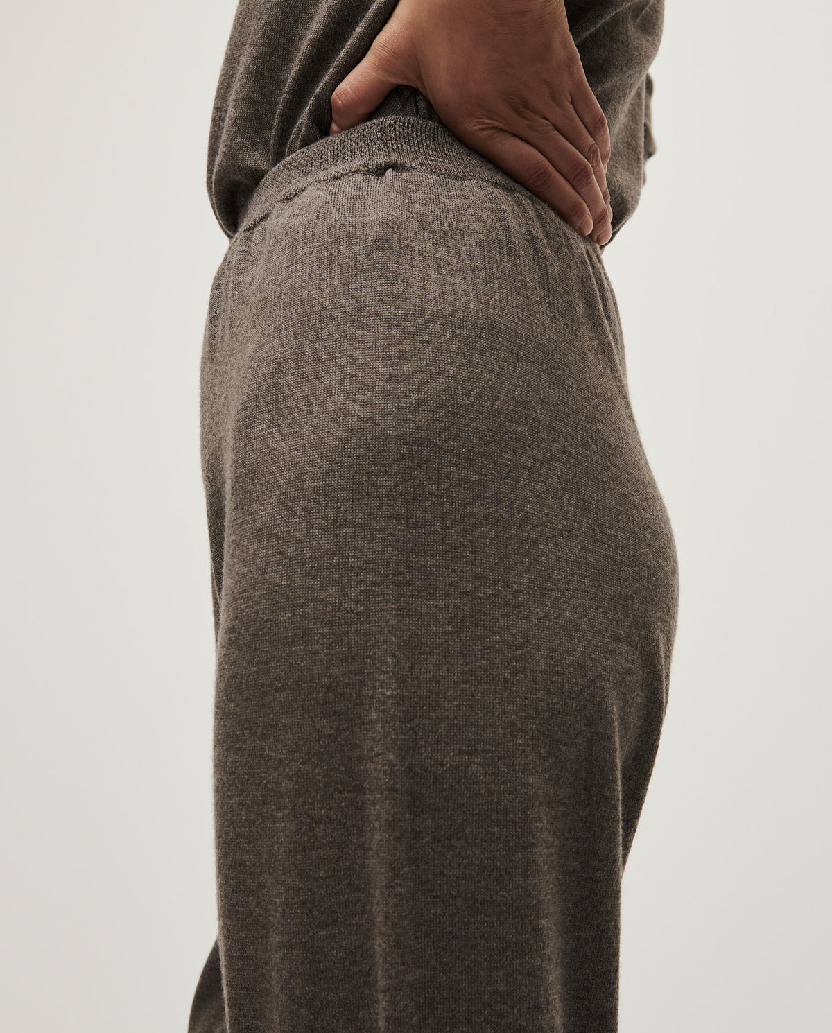 Babaà No25 Volcán women's trousers featuring a relaxed fit and earthy-toned fabric, stylish and comfortable for casual wear.