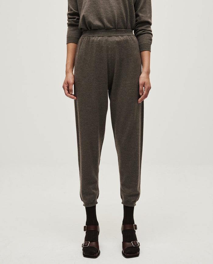 Women’s Babaà No25 Volcán trousers in earthy tone, featuring a relaxed fit and stylish design, shown on a model.