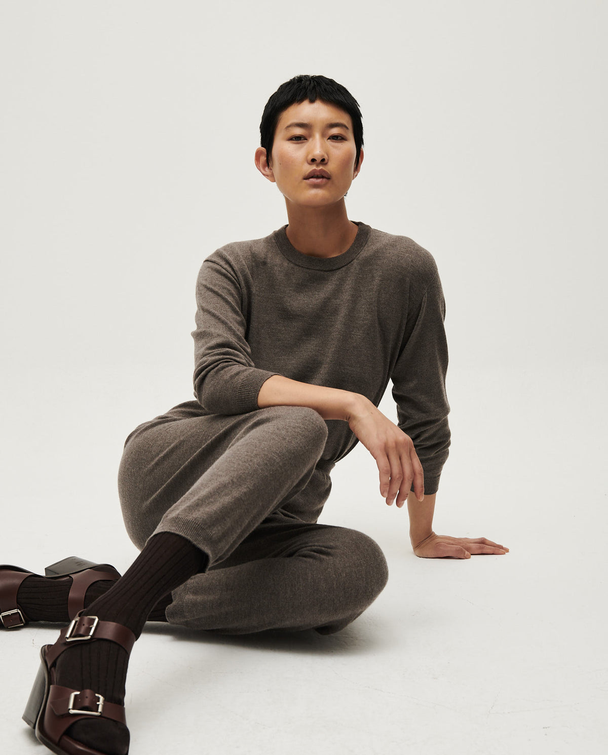 Babaà No25 Volcán women's trousers in earthy-toned fabric, tailored fit with belt loops and side pockets, stylish and comfortable.