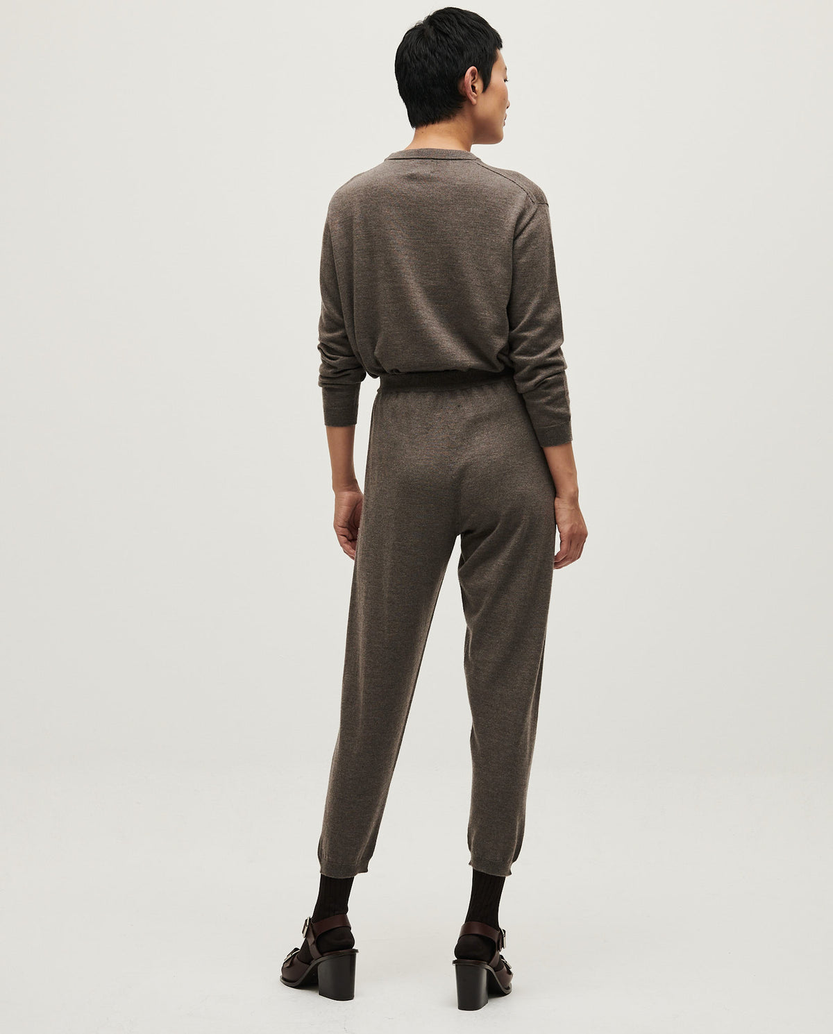 Babaà No25 Volcán women's trousers in a stylish volcanic color, featuring a relaxed fit and comfortable fabric.