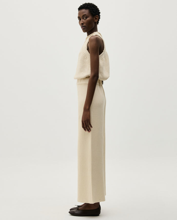 Babaà No35 natural women's trousers with a relaxed fit and neutral fabric, shown on a model in a casual setting.
