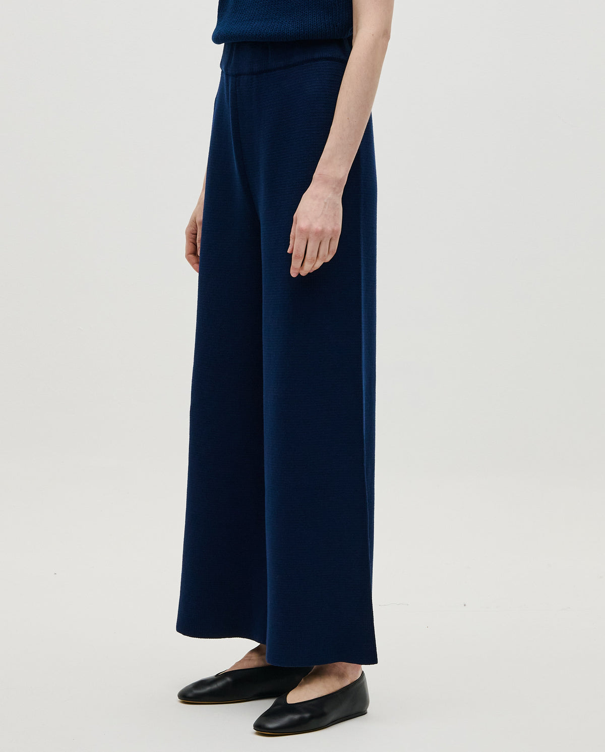 Navy Babaà No35 women's trousers displayed on a model, featuring a tailored fit and classic design.