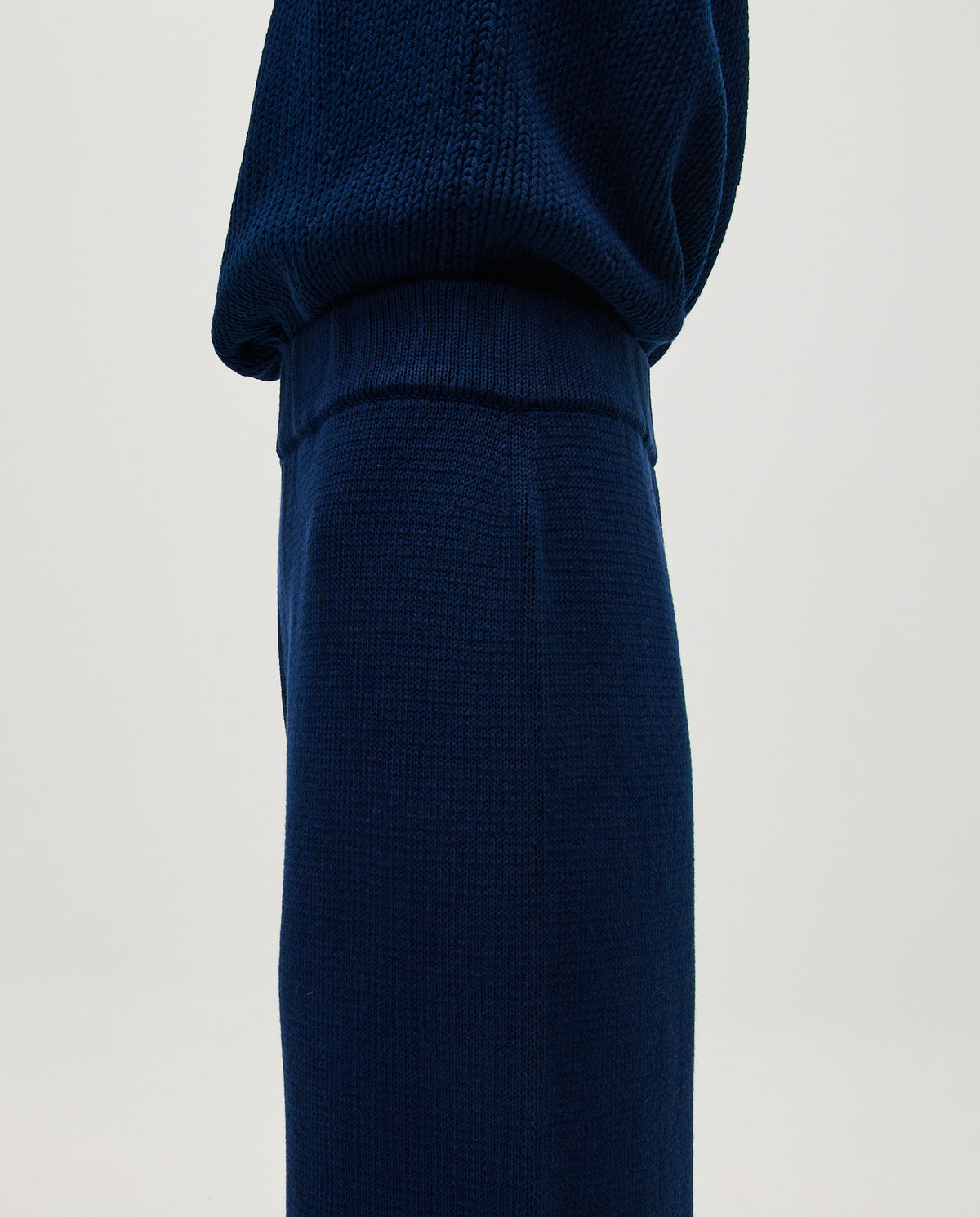 Navy Babaà No35 women's trousers with a tailored fit and classic design, displayed on a hanger.