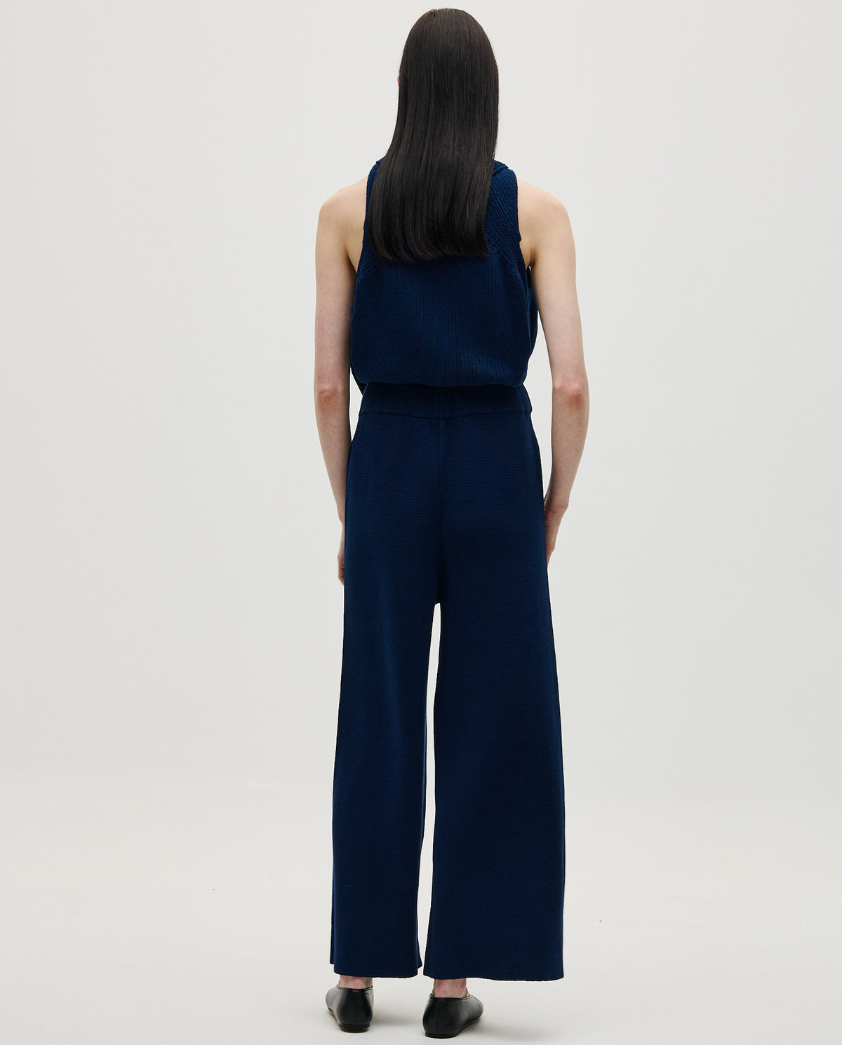 Navy Babaà trousers No35 for women, shown in a natural stance, with a tailored fit and classic design.