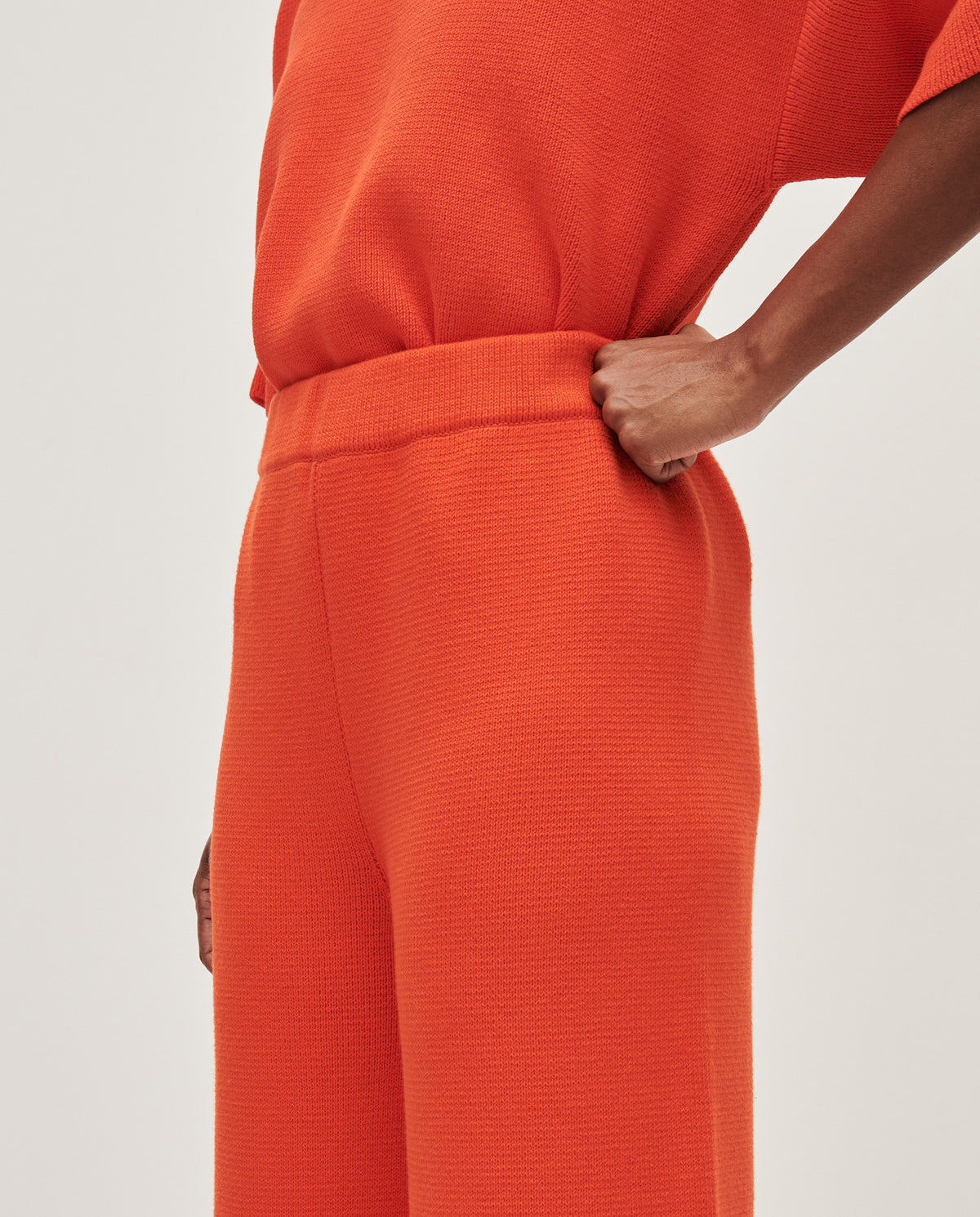 Babaà No35 Tangelo women's trousers with a relaxed fit and vibrant orange color, shown on a model.