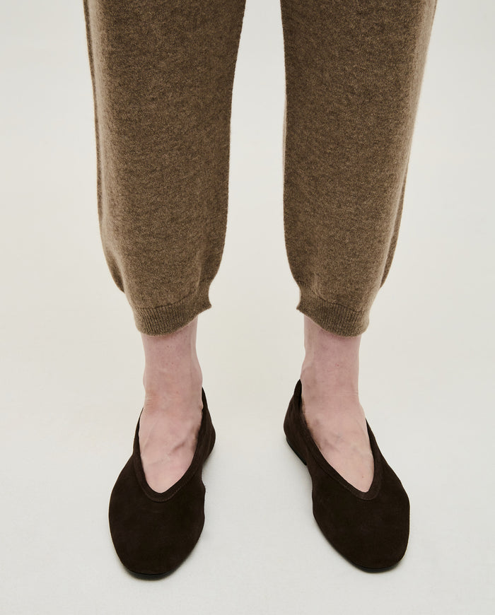 Babaà No41 limestone women's trousers with a relaxed fit and natural beige color, shown on a model against a neutral background.