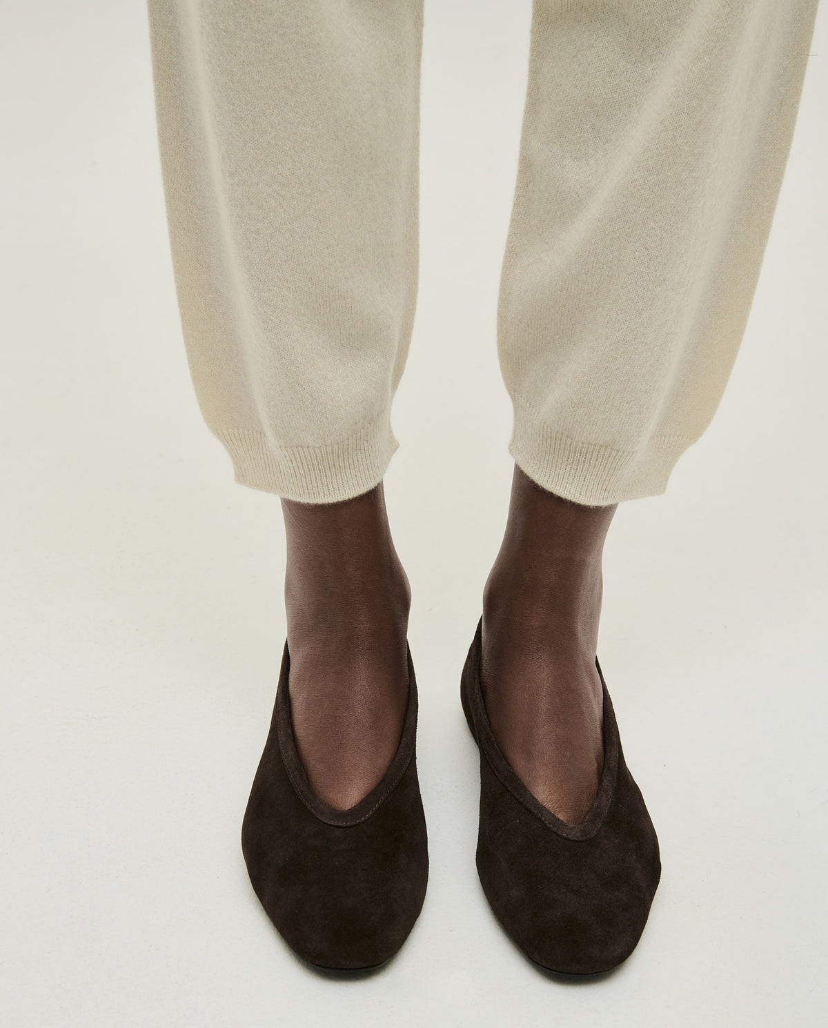 Babaà women's No41 Natural trousers in limestone fabric, featuring a relaxed fit and stylish design.