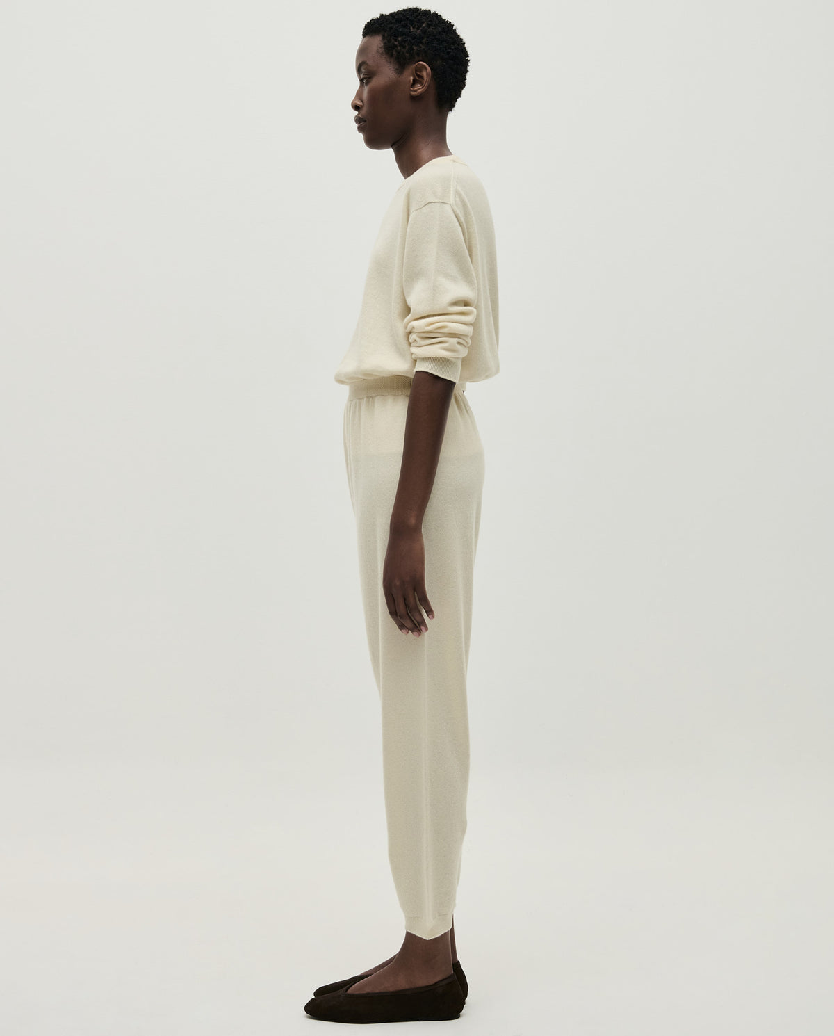 Babaà No41 natural women's trousers in limestone fabric, featuring a relaxed fit and stylish design.