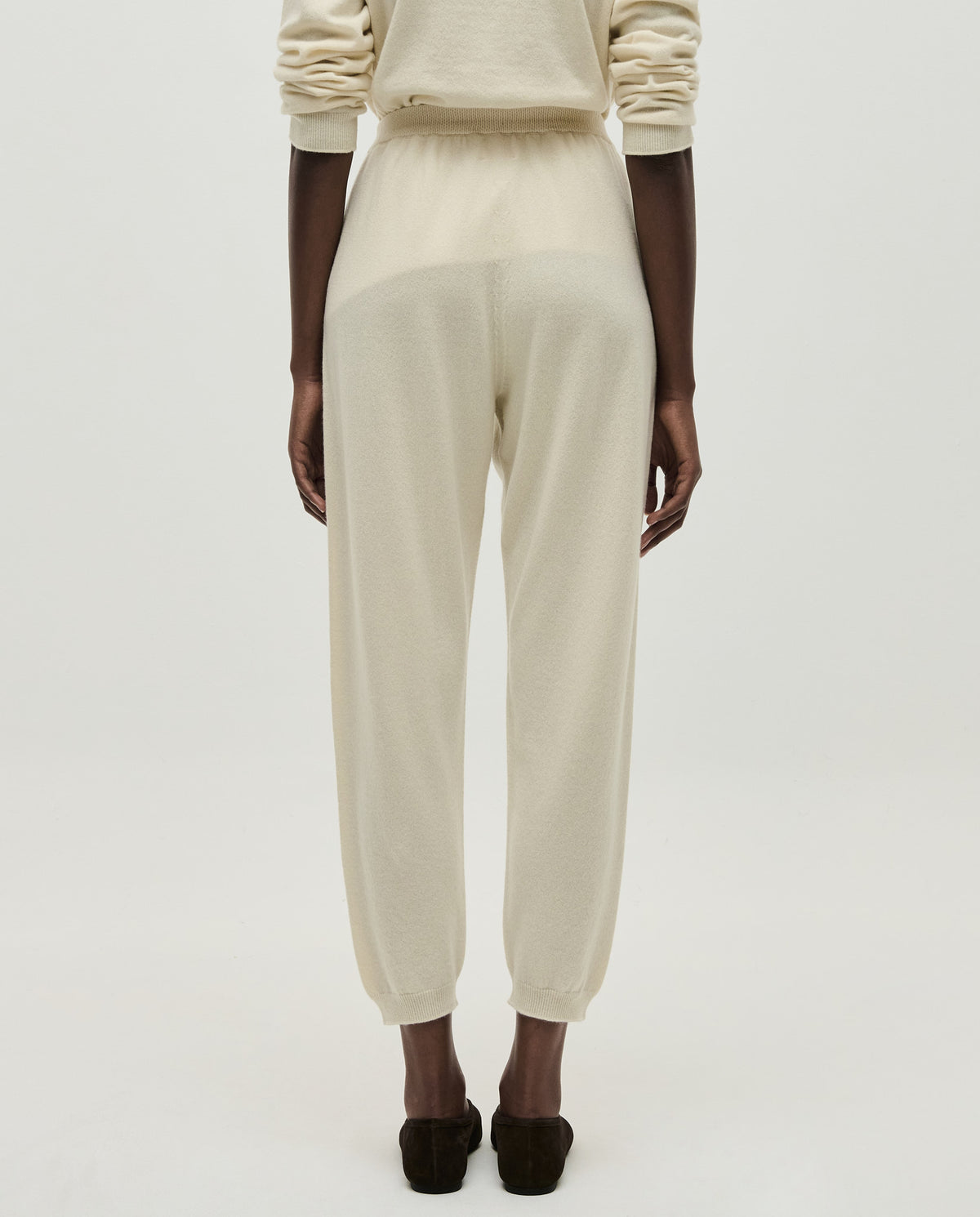 Babaà No41 natural women's trousers in limestone fabric, showcasing a relaxed fit and stylish design.