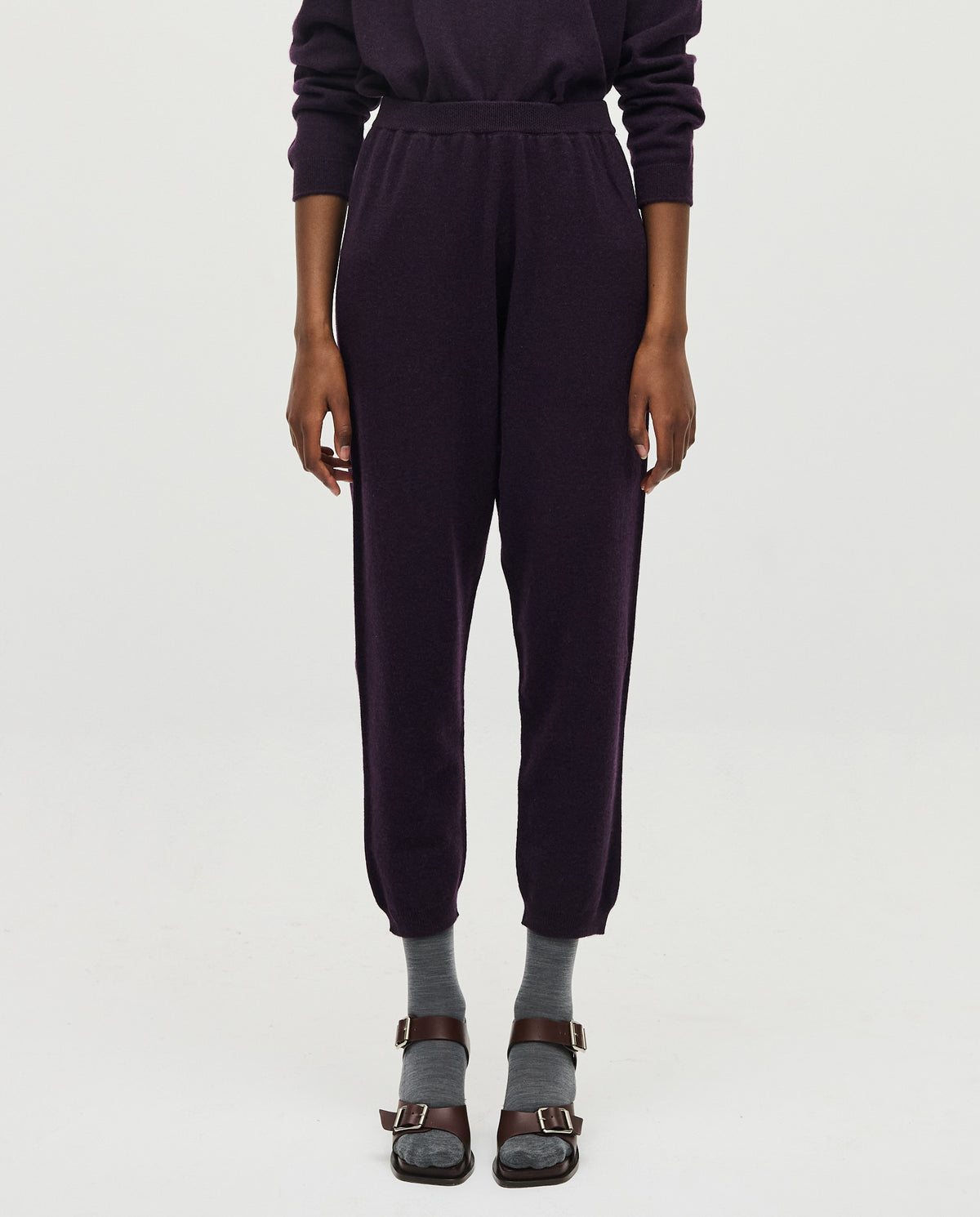 Babaà No41 Narciso women's trousers featuring a stylish fit and elegant design, shown in a full-length view.