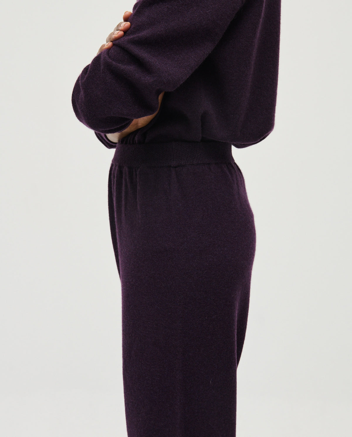 Babaà No41 Narciso women's trousers featuring a tailored fit and stylish design, shown in dark fabric with a high waist.