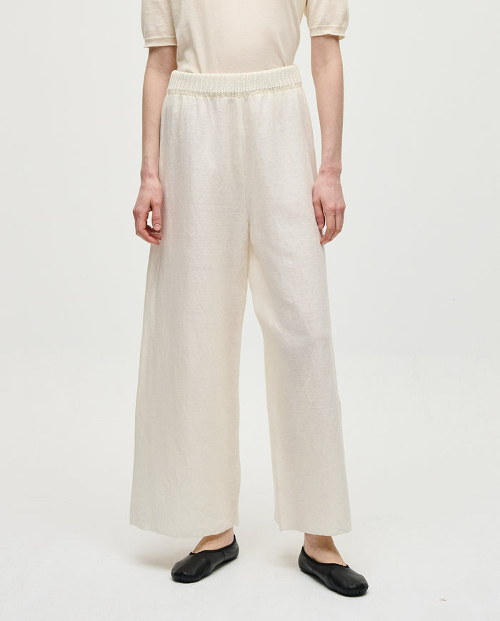 White Babaà No60 women's trousers with a relaxed fit, featuring a high waist and tailored design.