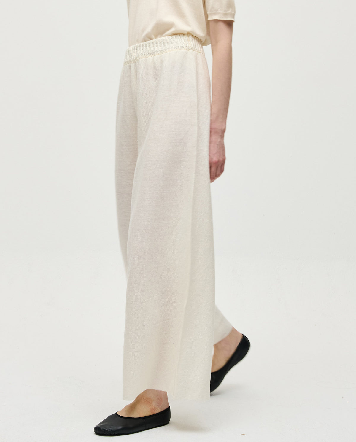 White Babaà Trousers No60 for women, featuring a tailored fit and clean design, shown in a close-up view.