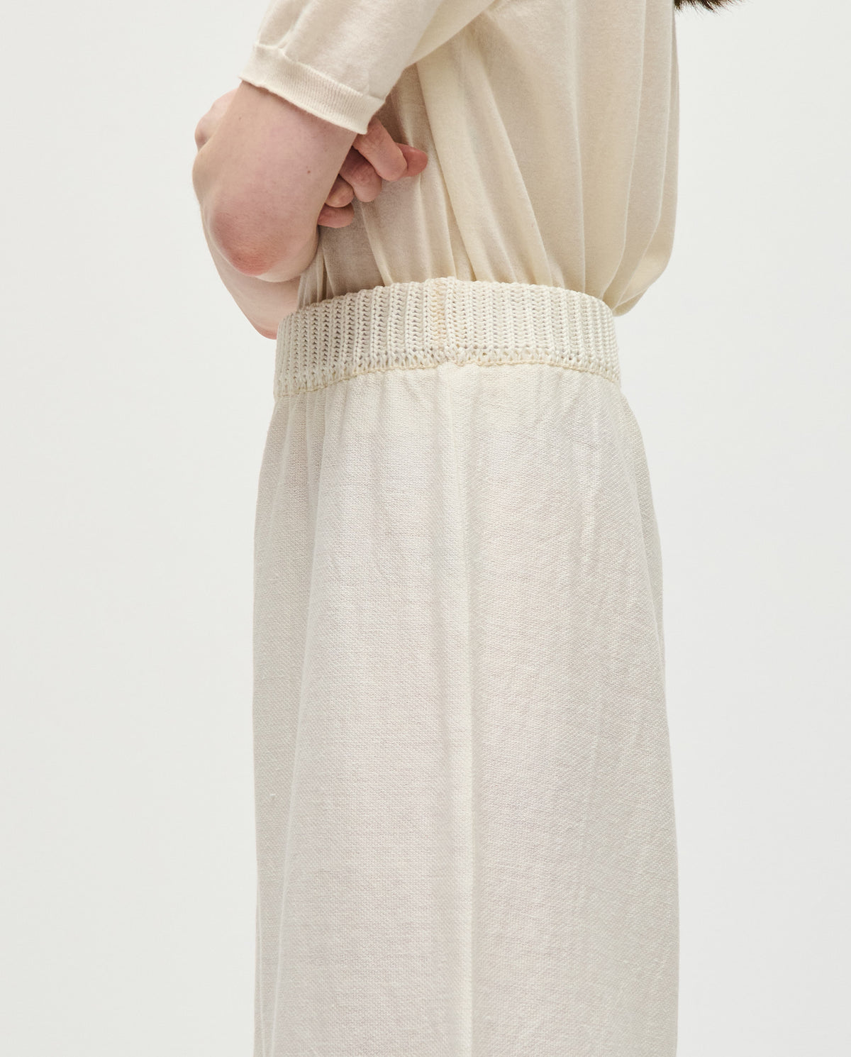 Babaà No60 white women's trousers, front view showing tailored fit and clean design, lightweight fabric, and classic style.