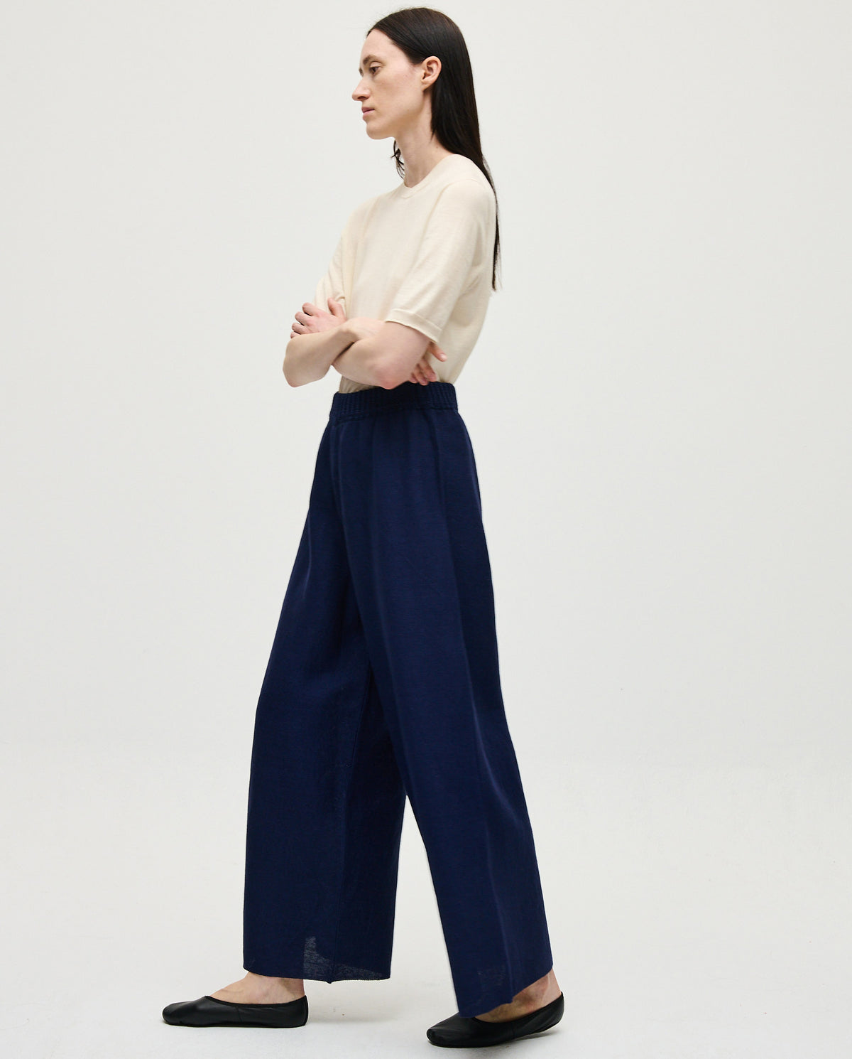 Navy Babaà No60 women's trousers with a tailored fit, featuring a sleek design and classic waistband on a white background.