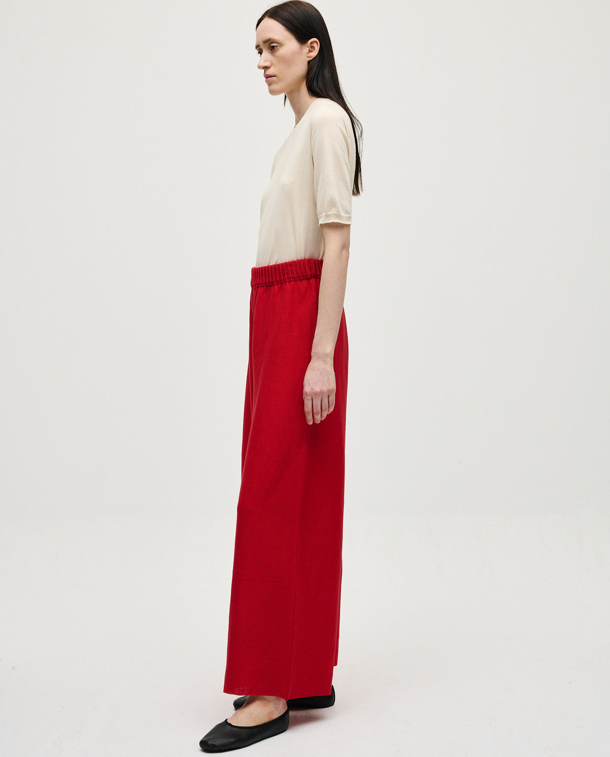Red Babaà No60 women's trousers featuring a tailored fit and stylish design, shown on a model in a natural pose.