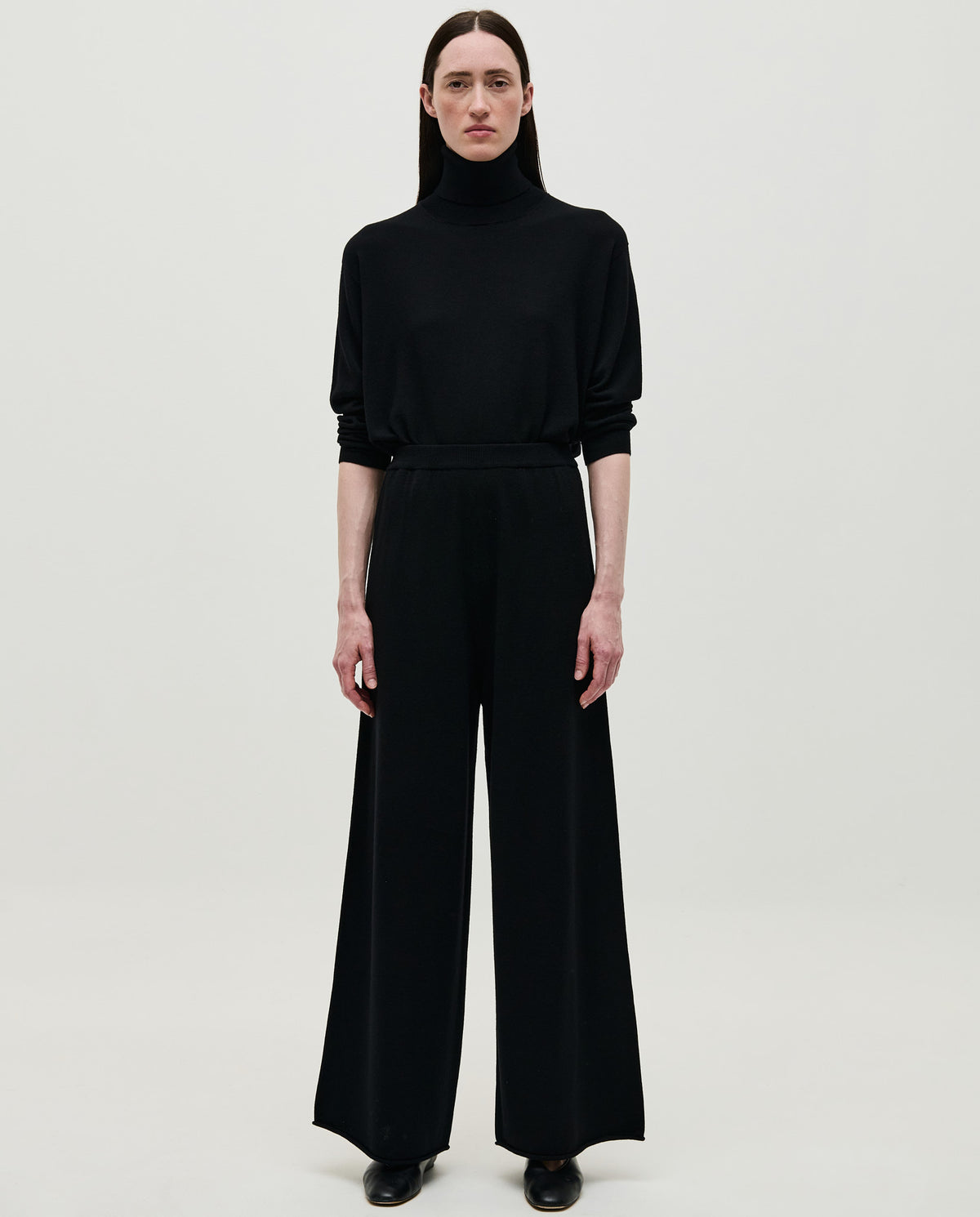 Black Babaà No94 women's trousers with a tailored fit, shown in a full-length view on a white background.