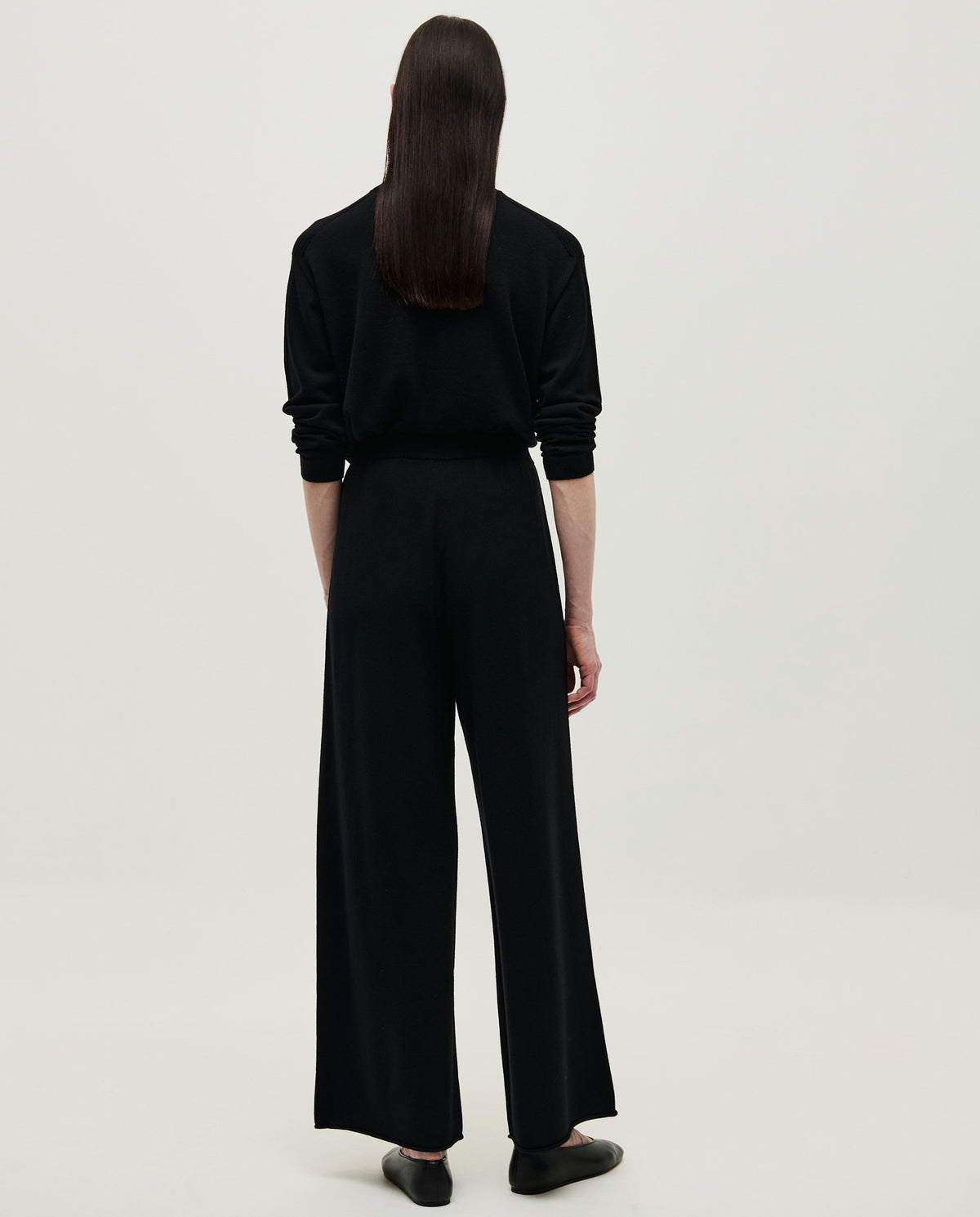 Black Babaà no94 women's trousers with a tailored fit, shown on a model featuring a sleek, stylish design for everyday wear.