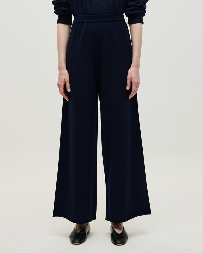Navy Babaà trousers no94 for women, featuring a tailored fit and classic design, shown in a close-up front view.