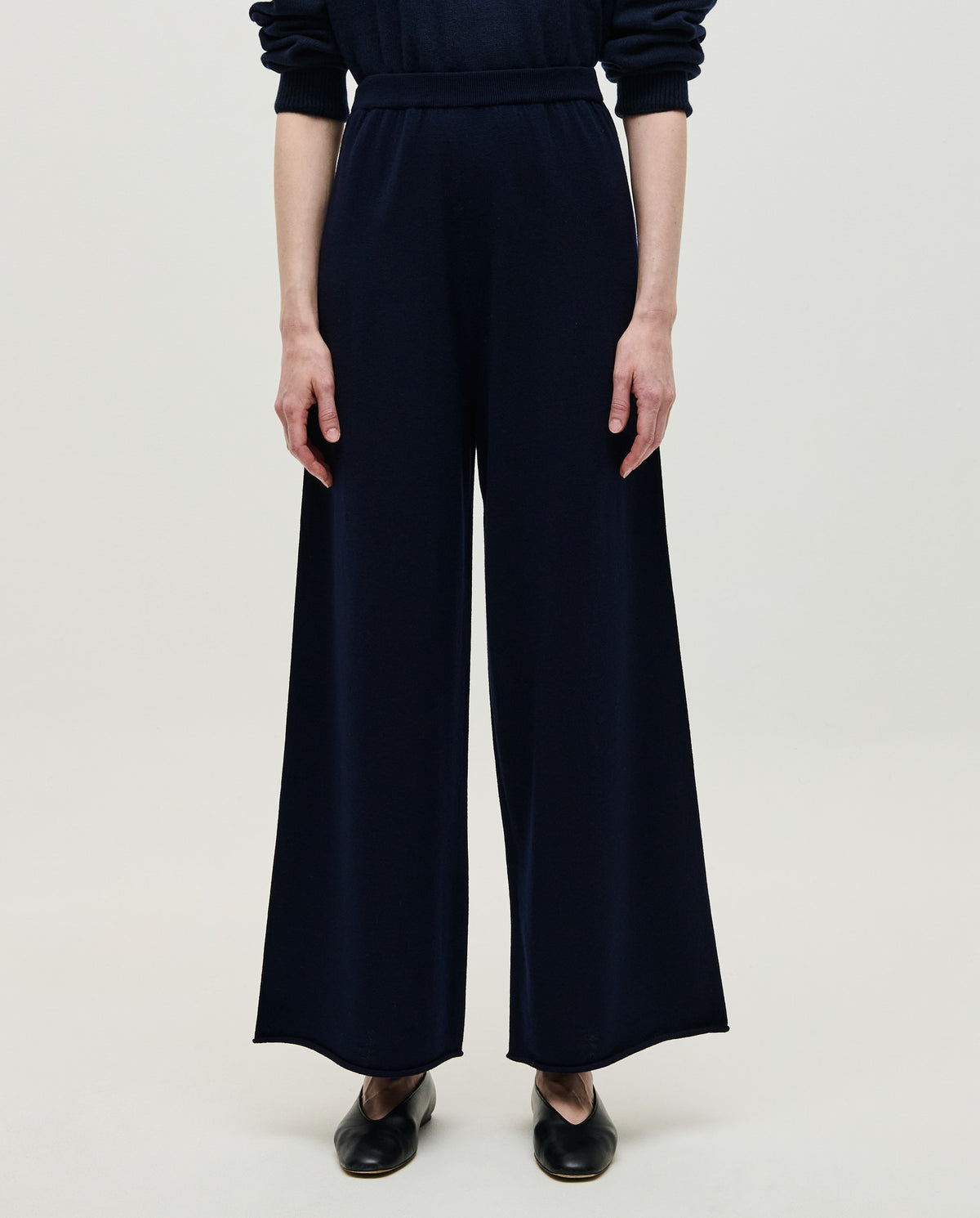 Navy Babaà trousers no94 for women, featuring a tailored fit and classic design, shown in a close-up front view.