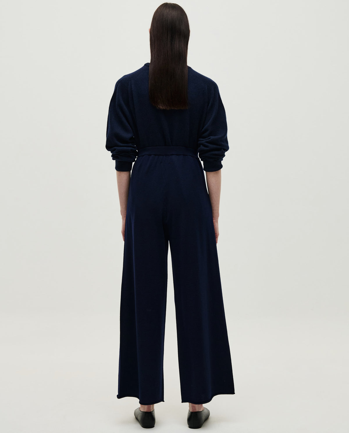 Navy Babaà No94 women's trousers with a tailored fit and classic design, shown on a model against a light background.
