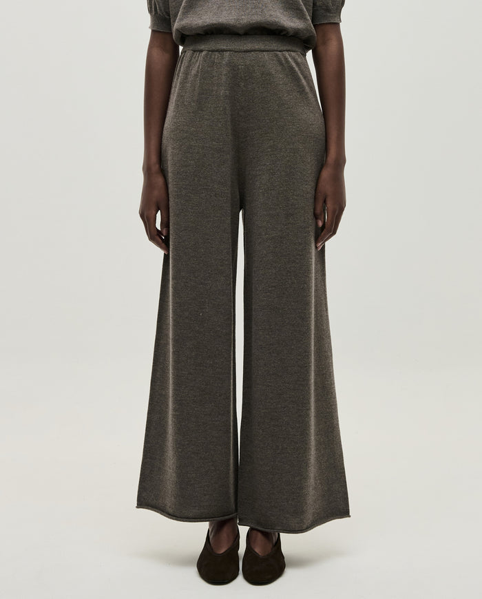 Babaà No94 Volcán women's trousers with a relaxed fit, featuring a volcanic-inspired print and comfortable fabric.
